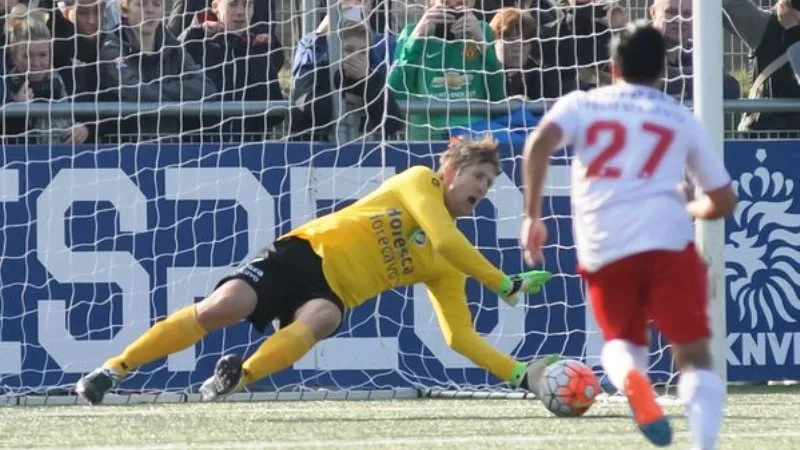 [V&iacute;deo] Uma lenda: aos 45 anos, Van der Sar pegou at&eacute; p&ecirc;nalti na volta ao antigo clube