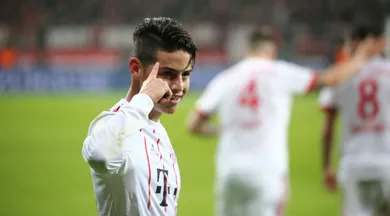 O Bayern reabriu a Bundesliga vencendo, e com uma obra-prima de James cobrando falta