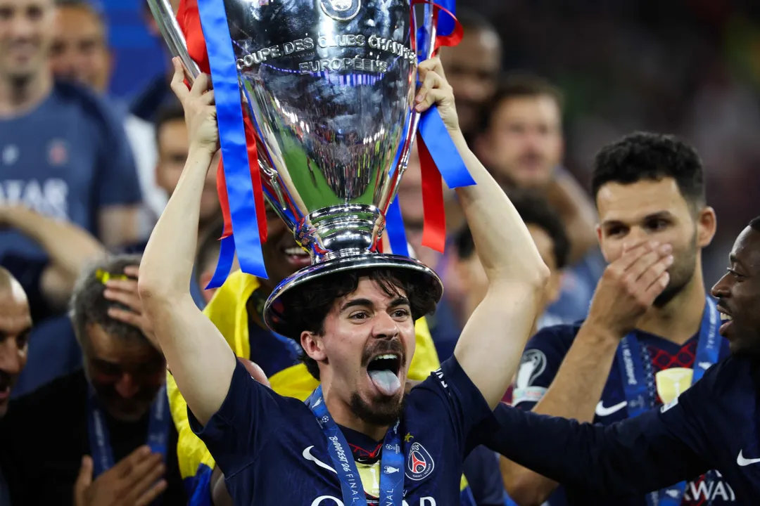 Torcida do PSG comemora o bicampeonato da Champions League em Paris