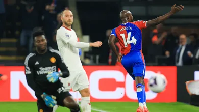 Manchester United n&atilde;o v&ecirc; a cor da bola e &eacute; humilhado pelo Crystal Palace