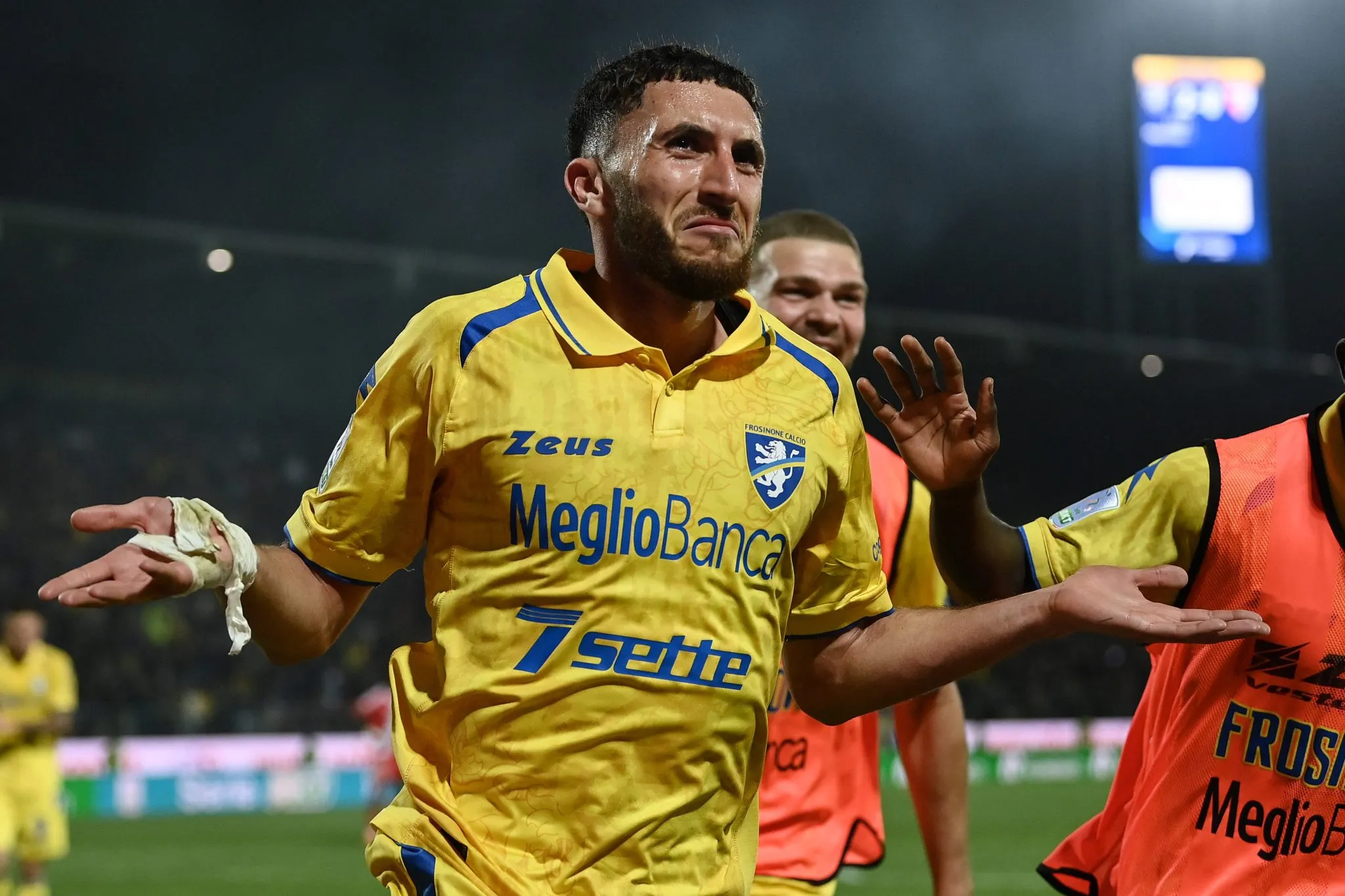 Far&egrave;s Ghedjemis comemora gol pelo Frosinone (Foto: Imago/Gribaudi/ImagePhoto)