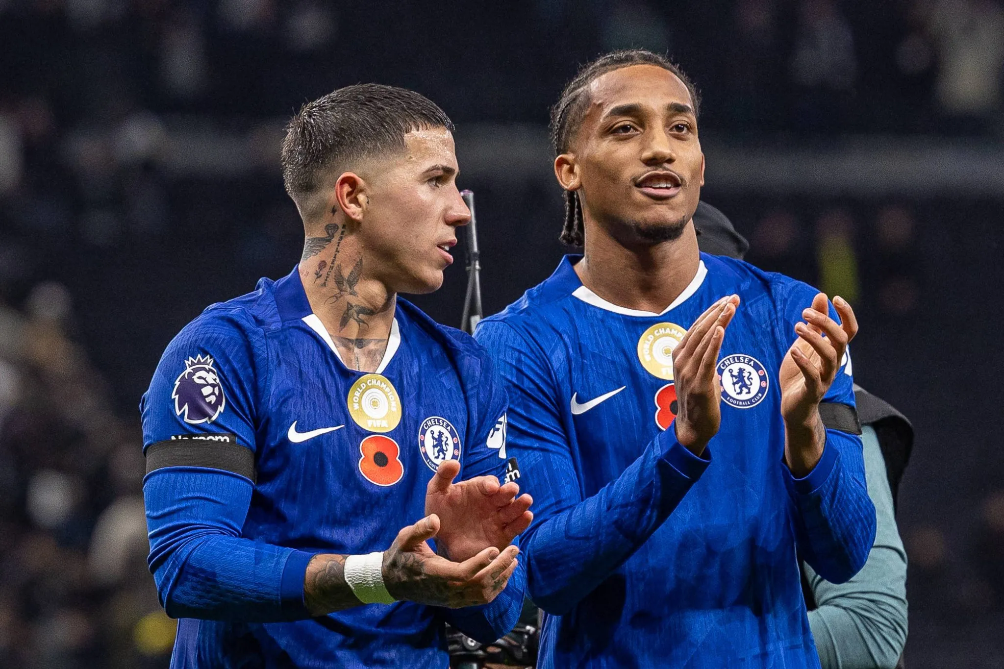 Enzo Fern&aacute;ndez e Jo&atilde;o Pedro aplaudem torcedores do Chelsea