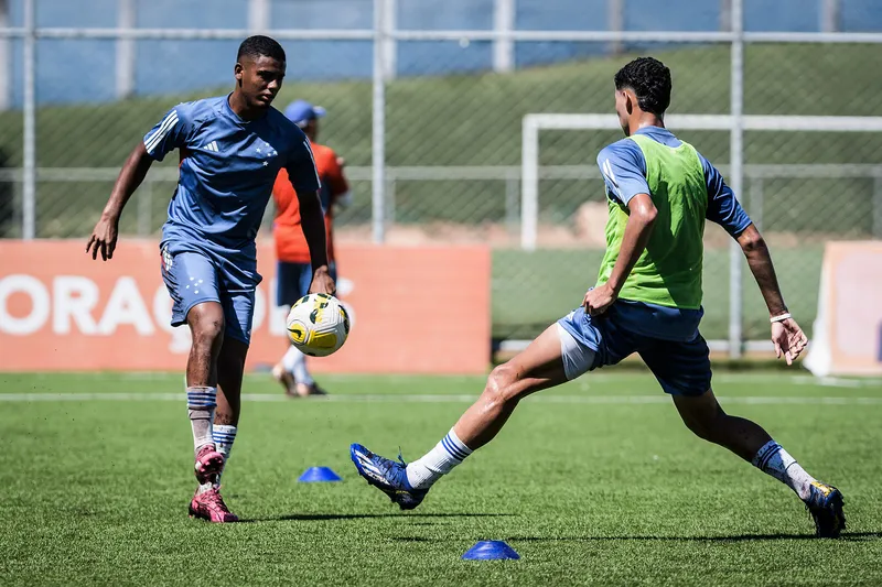 Victor Jesus em treino do Cruzeiro sub-20. Foto: Victor Jesus renovou com o Cruzeiro at&eacute; 2027. Foto: Foto: Gustavo Aleixo/Cruzeiro