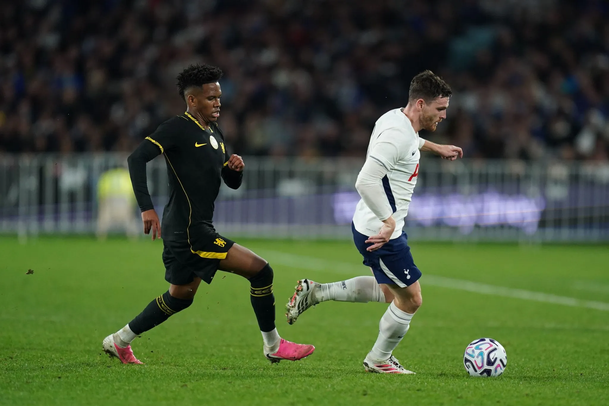 Est&ecirc;v&atilde;o persegue Andy Robertson em Chelsea x Tottenham (Foto: PA Images/Icon Sport)