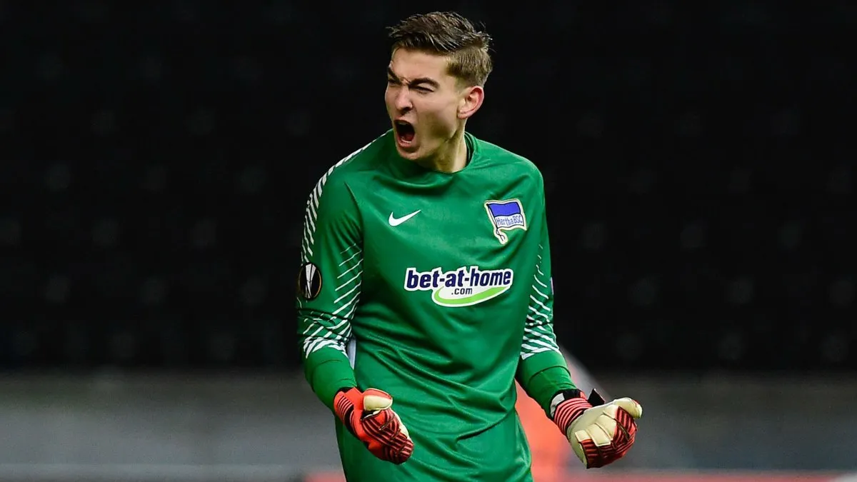 Em sua estreia profissional, o filho de Klinsmann pegou um p&ecirc;nalti na Liga Europa