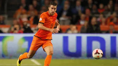 A aus&ecirc;ncia de Strootman for&ccedil;a a Holanda a escolher: volante brucutu ou mais t&eacute;cnico?