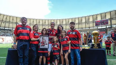 Filipe Lu&iacute;s e Rodrigo Caio recebem homenagens do Flamengo e carinho da torcida em despedida