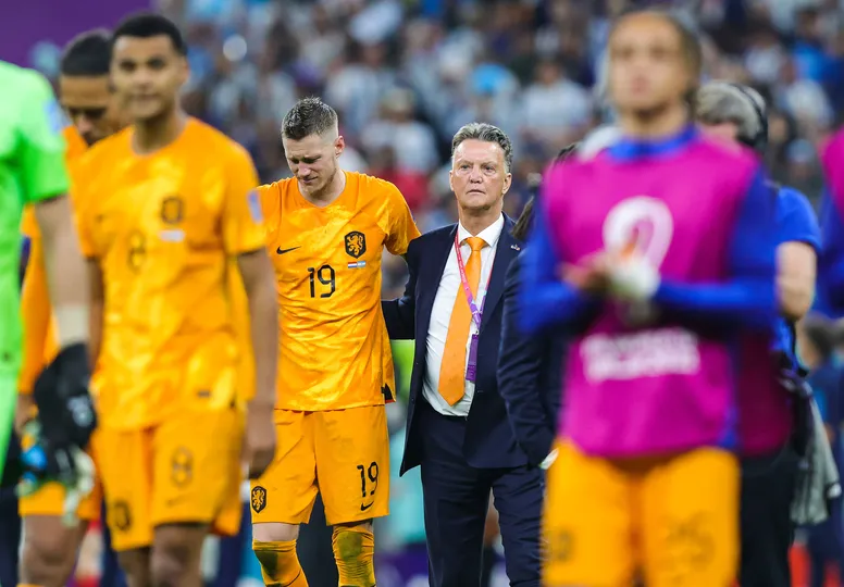 Van Gaal durante consola Weghorst ap&oacute;s elimina&ccedil;&atilde;o da Holanda para Argentina na Copa do Mundo de 2022