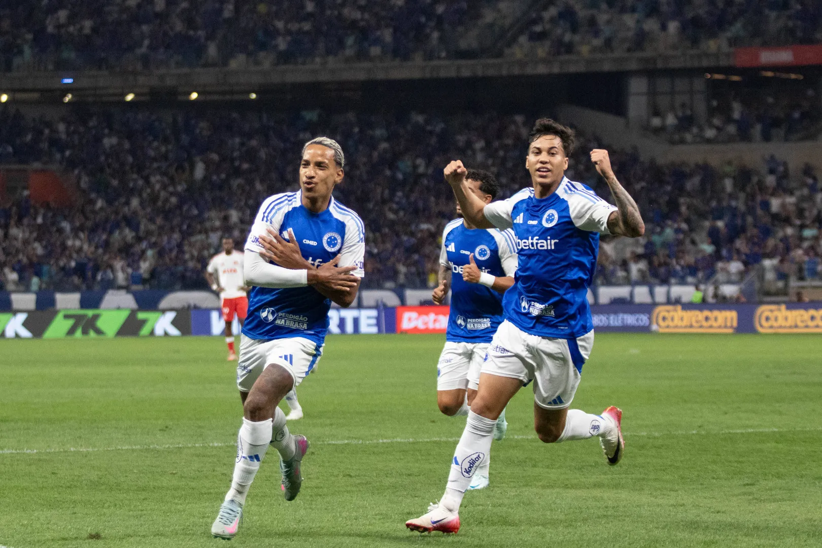 Matheus Pereira e Kaio Jorge comemoram gol do Cruzeiro