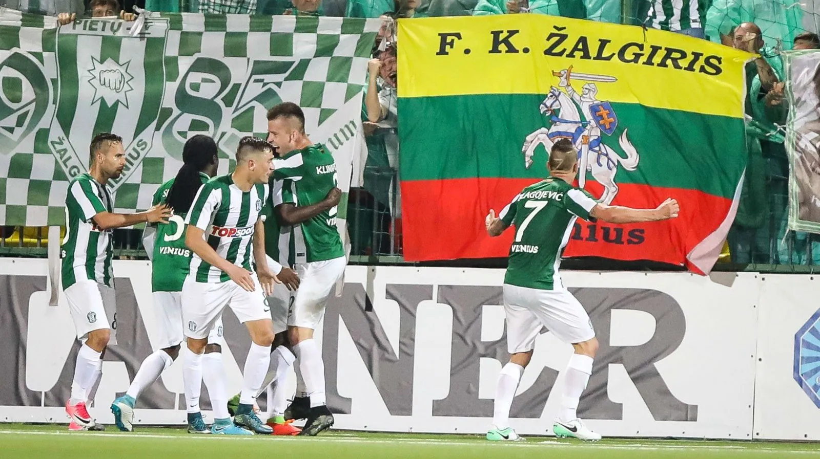 O maior clube da Litu&acirc;nia venceu seu primeiro jogo de Champions em 18 anos, e a festa foi enorme