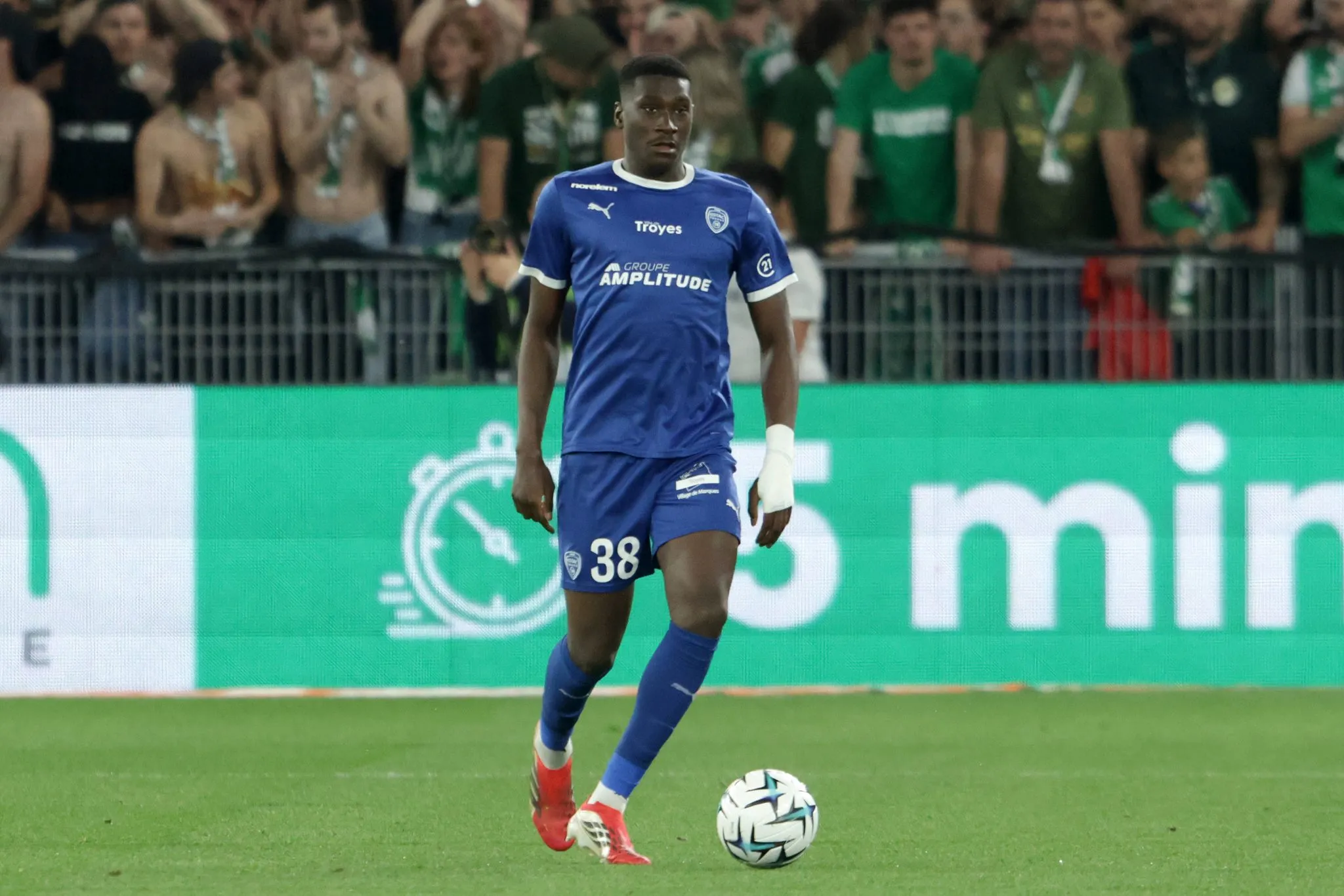 Sankhoun Diawara, zagueiro, em atua&ccedil;&atilde;o pelo Troyes (Foto: IMAGO / Buzzi)