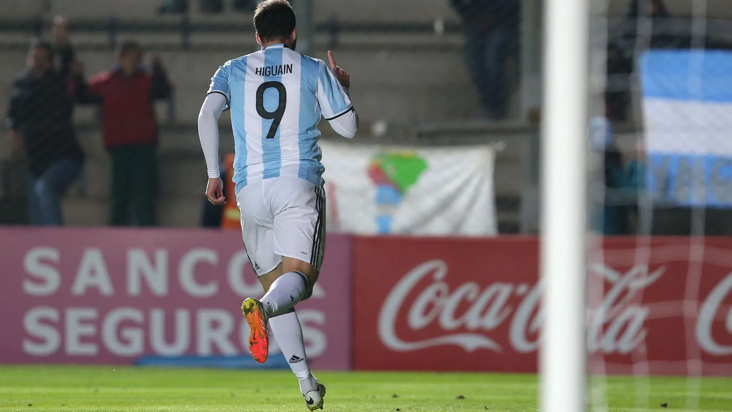 Higua&iacute;n volta &agrave; sele&ccedil;&atilde;o e Sampaoli garante: &ldquo;Est&aacute; maduro e seguro, me convenceu&rdquo;