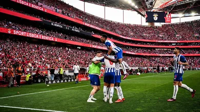 O Porto fez por merecer a virada sobre o Benfica na Luz e mant&eacute;m uma ponta de esperan&ccedil;a no Portugu&ecirc;s