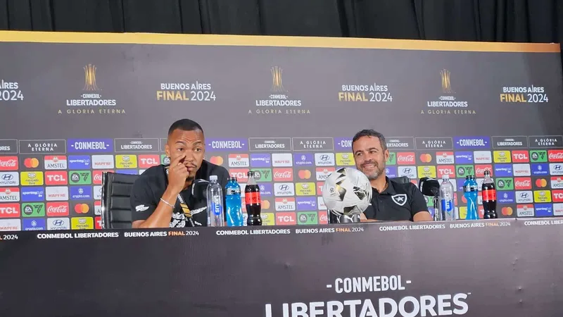 Artur Jorge estava bem-humorado em coletiva do Botafogo (Foto: Gabriel Rodrigues/Trivela)