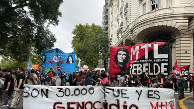 &lsquo;Queremos derrub&aacute;-lo&rsquo;: V&eacute;spera de Argentina x Brasil &eacute; marcada por protesto contra Milei em Buenos Aires