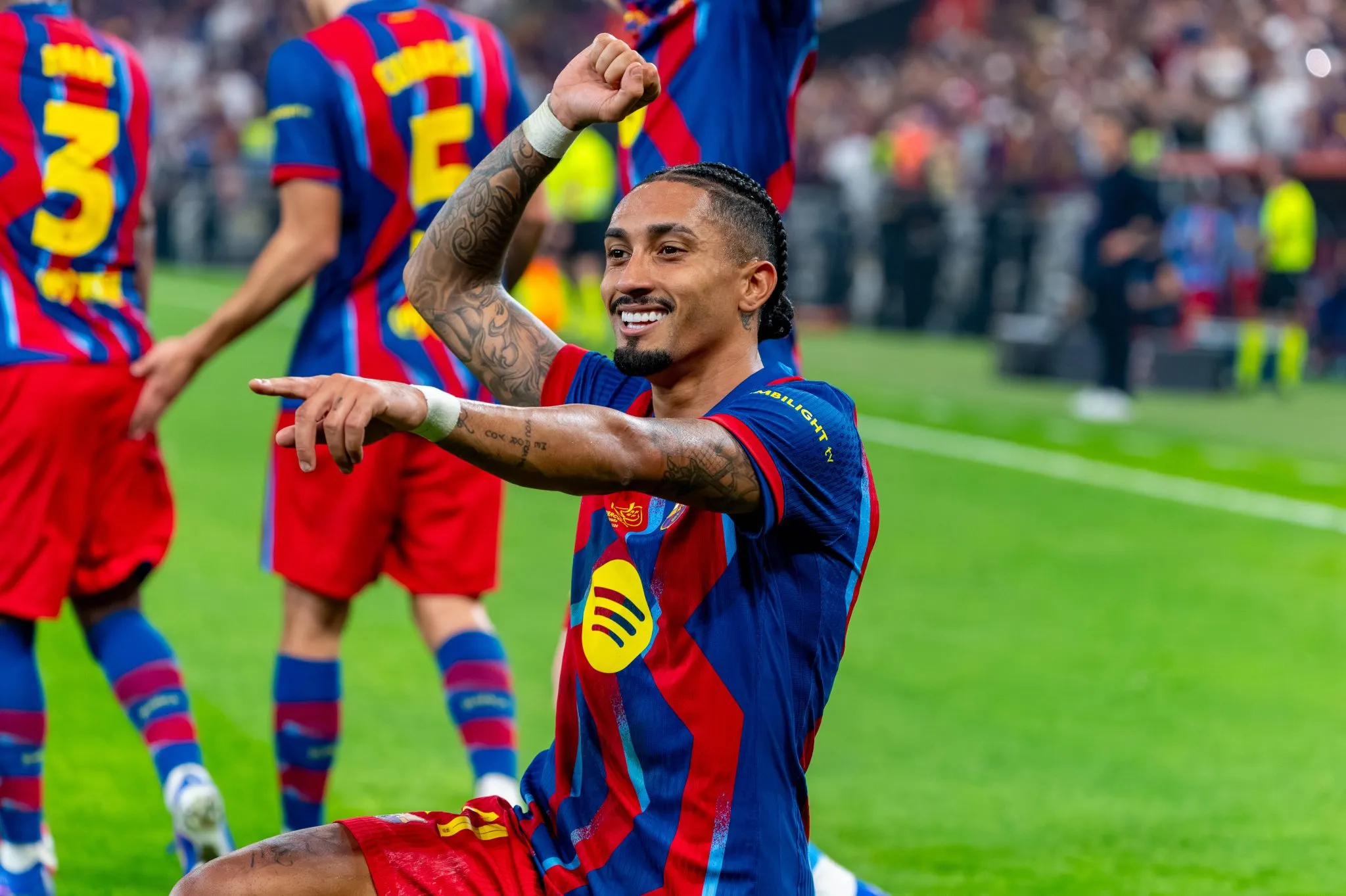 Raphinha comemora gol contra o Real Madrid