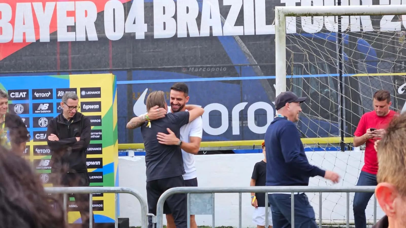 Renato Augusto encontrou amigos do Bayer (Foto: Gabriel Rodrigues/Trivela)