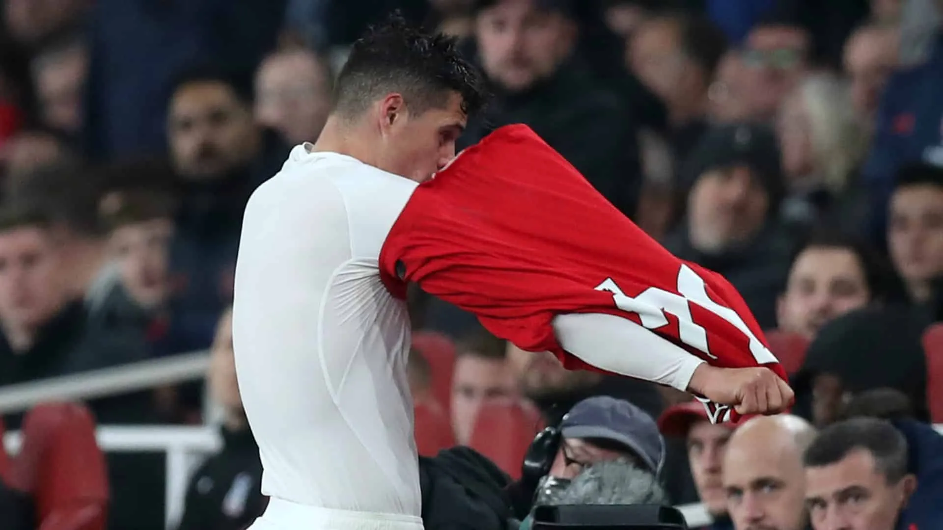 Ap&oacute;s pol&ecirc;mica com Xhaka, Emery avalia: &ldquo;Mais importante que a rede social &eacute; a resposta dentro do est&aacute;dio&rdquo;