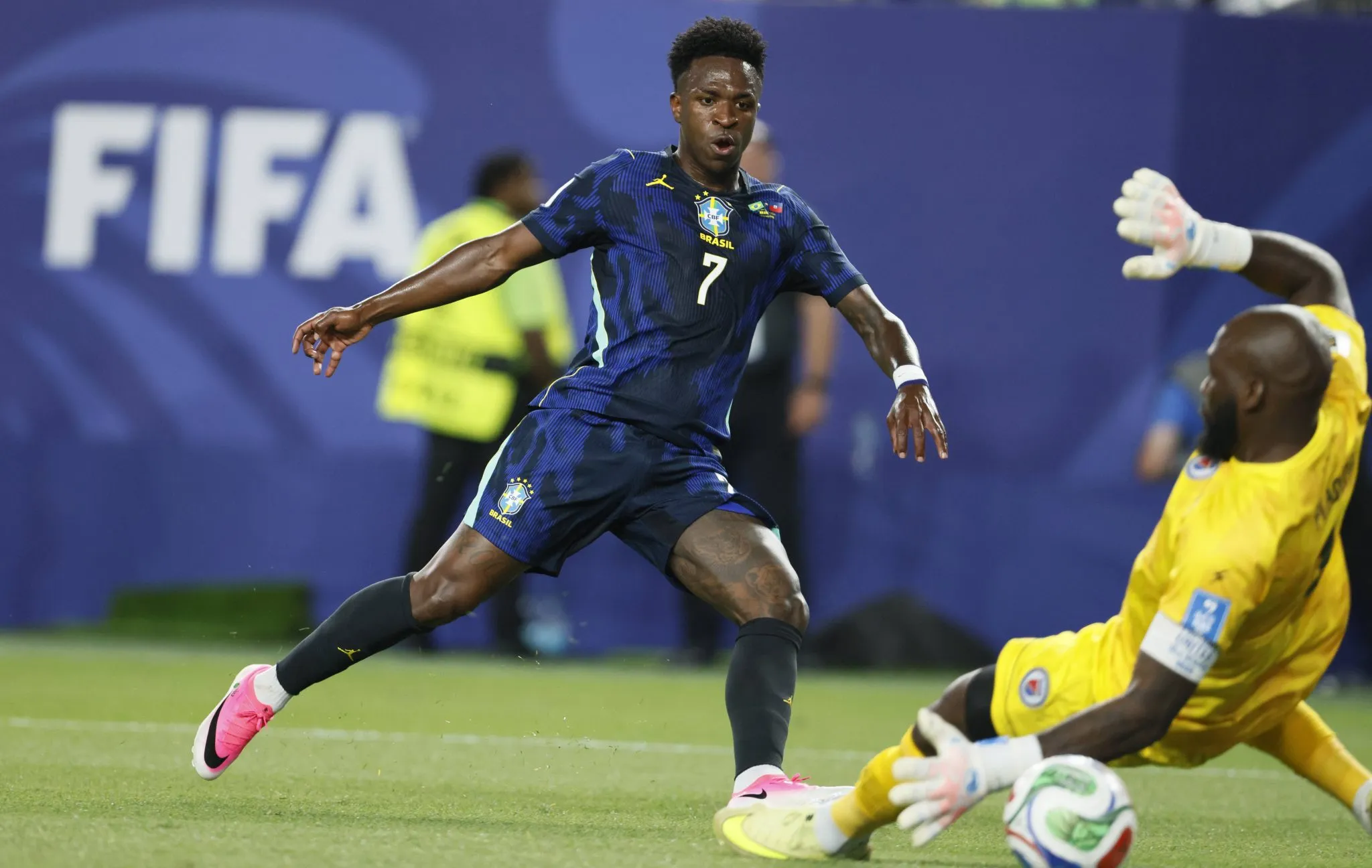 Vin&iacute;cius J&uacute;nior marca para o Brasil contra o Haiti pela Copa do Mundo