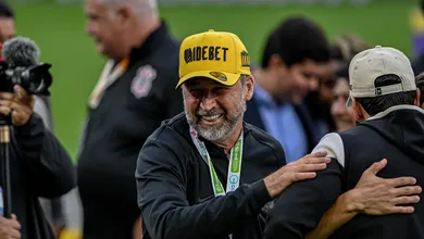 Credores batem na porta de um Corinthians com caixa cheio (na teoria) e essa &eacute; s&oacute; a ponta do iceberg