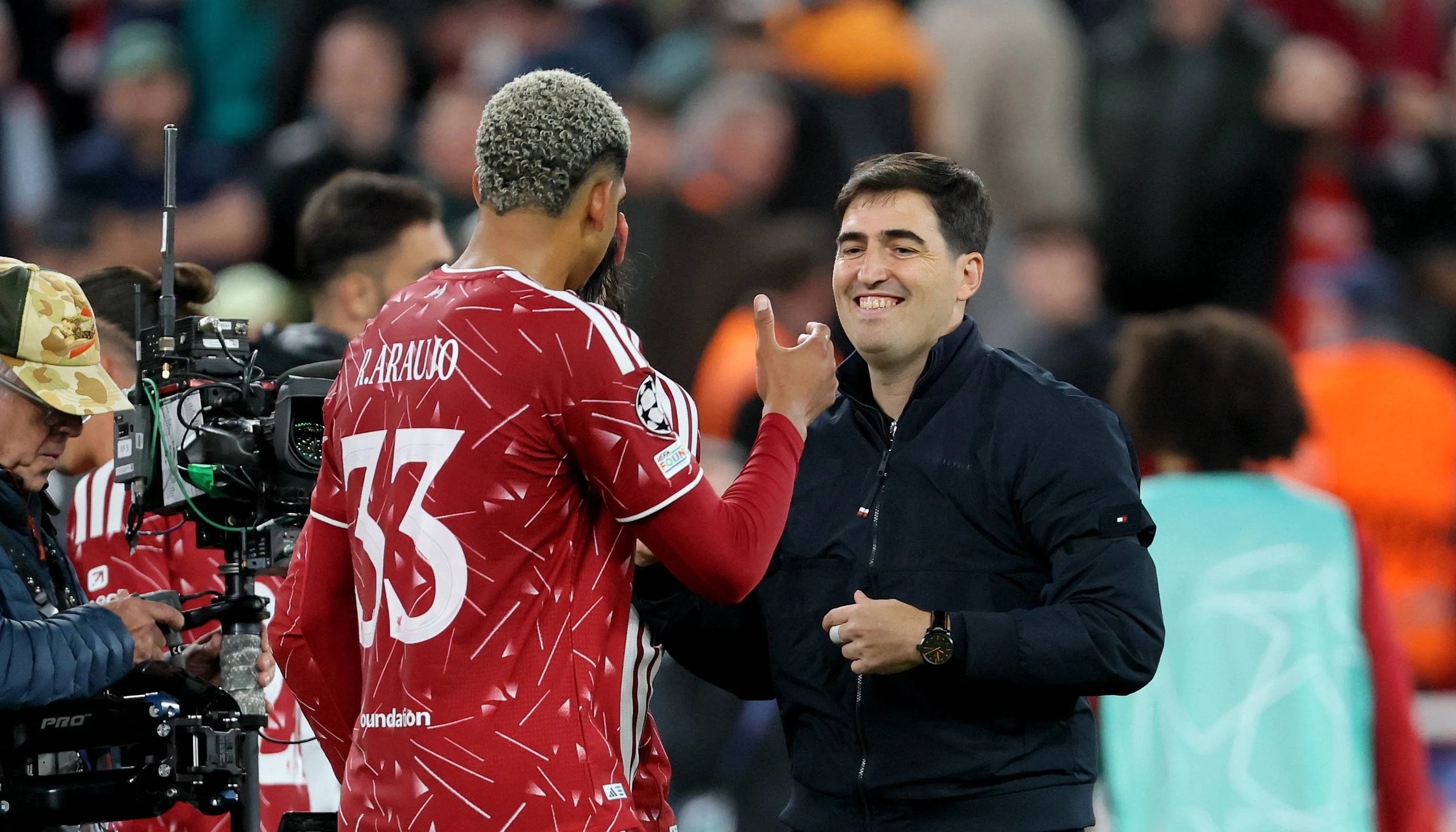 Ronald Araújo e Andoni Iraola no Liverpool (Foto: IMAGO / APL)