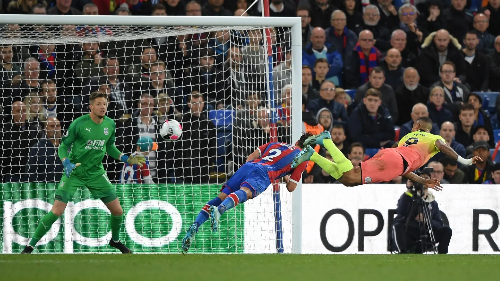 Sem zagueiros de origem, Manchester City faz dois gols rel&acirc;mpagos e vence o Palace