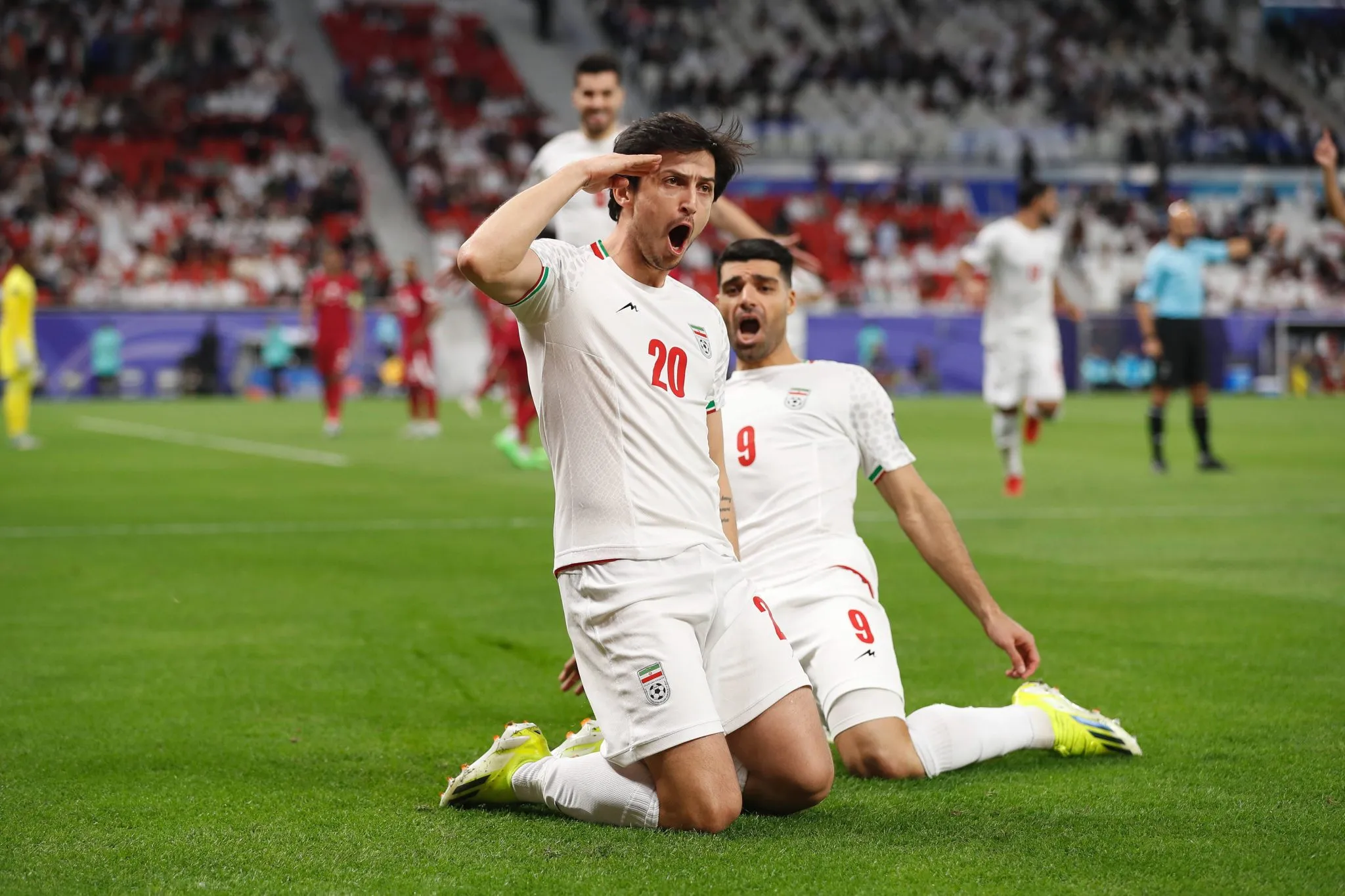 Sardar Azmoun comemora gol pelo Ir&atilde;
