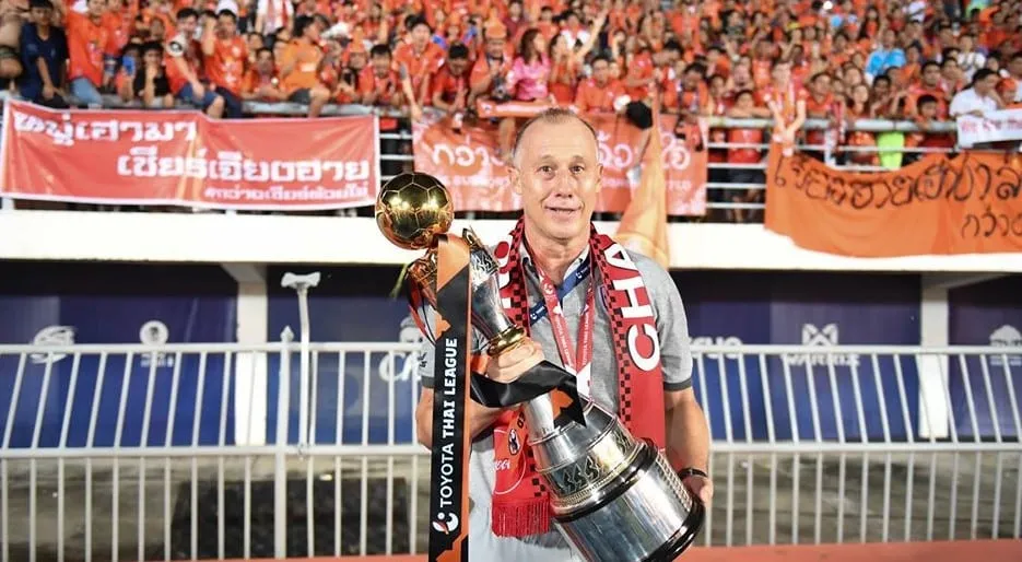 A hist&oacute;ria do t&eacute;cnico brasileiro que, numa rodada final ag&ocirc;nica, levou seu clube ao in&eacute;dito t&iacute;tulo tailand&ecirc;s