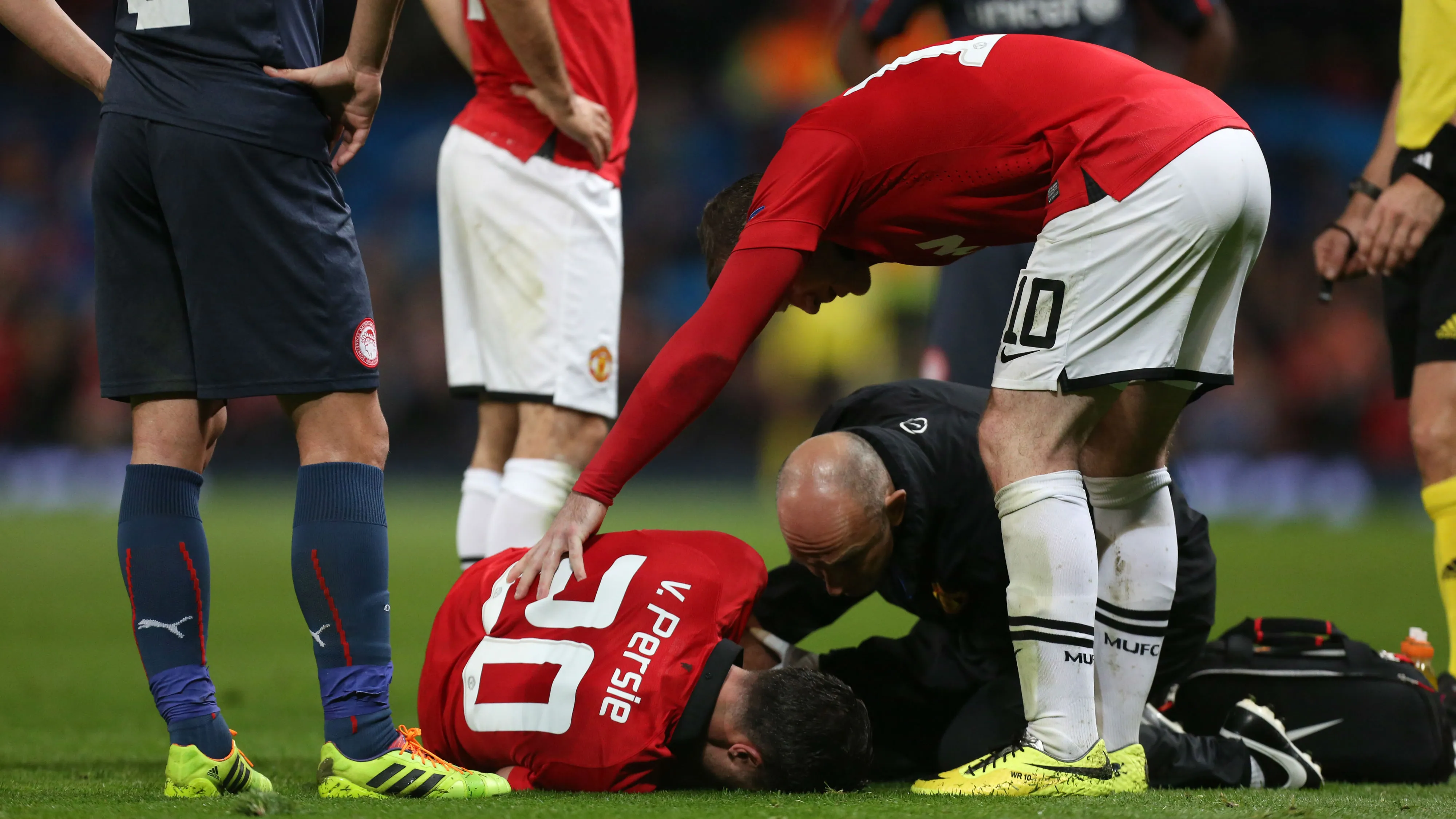 Com as contus&otilde;es de Van Persie, United precisa de op&ccedil;&otilde;es a longo prazo