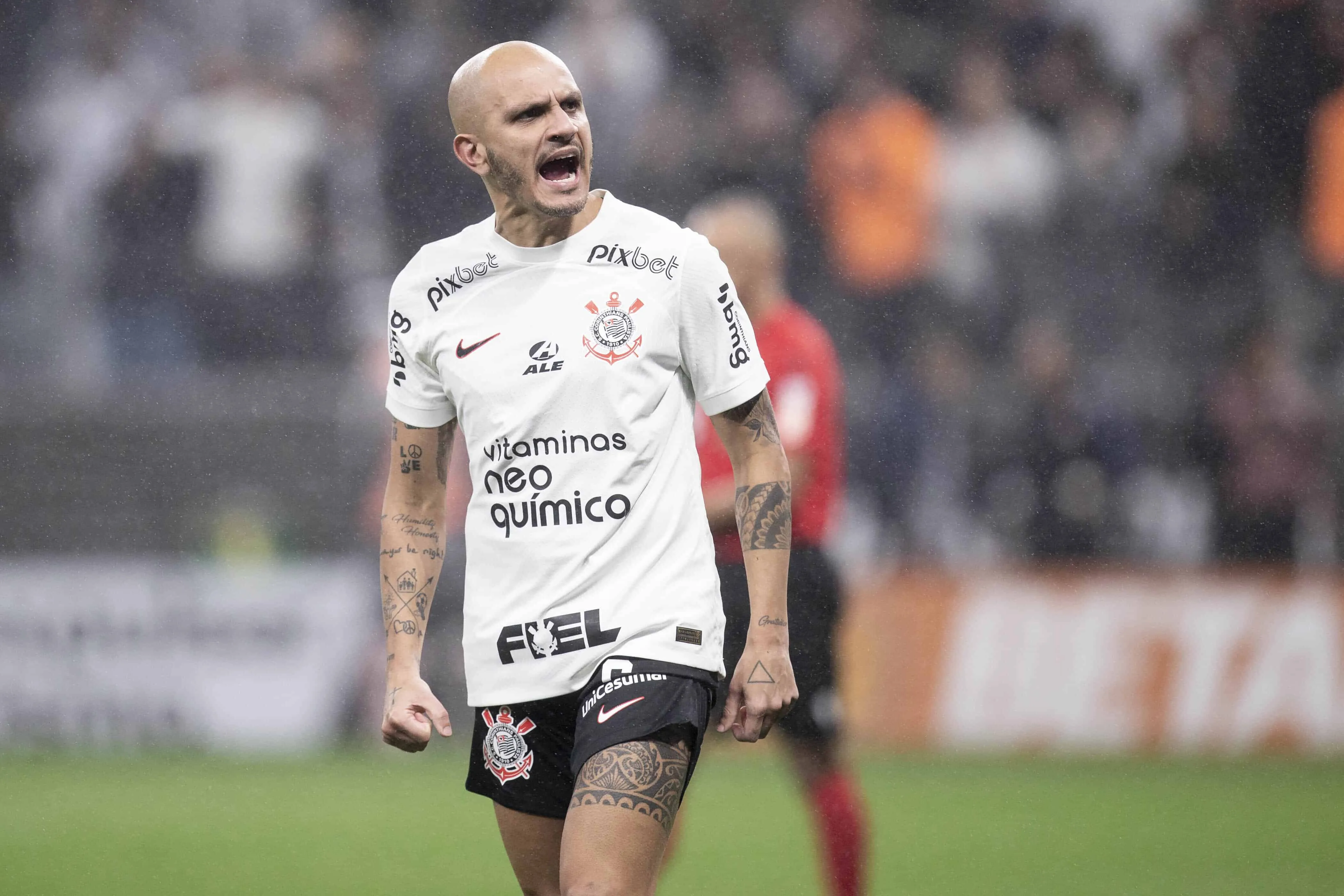 Vaiado antes do in&iacute;cio do jogo, F&aacute;bio Santos admite dificuldades f&iacute;sicas, mas refor&ccedil;a responsabilidade no Corinthians
