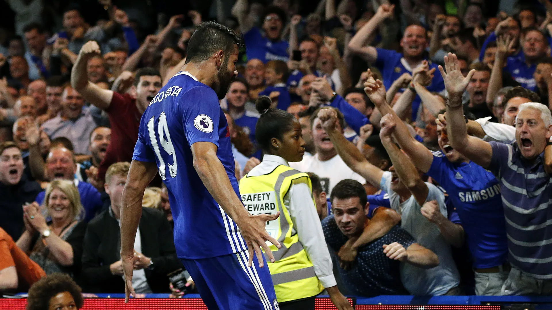 A comemora&ccedil;&atilde;o alucinada de Conte d&aacute; o tom da estreia do Chelsea na Premier League