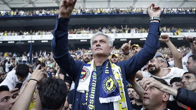 Mourinho chega ao Fenerbah&ccedil;e, arrasta multid&atilde;o e garante: &lsquo;essa camisa &eacute; minha pele&rsquo;