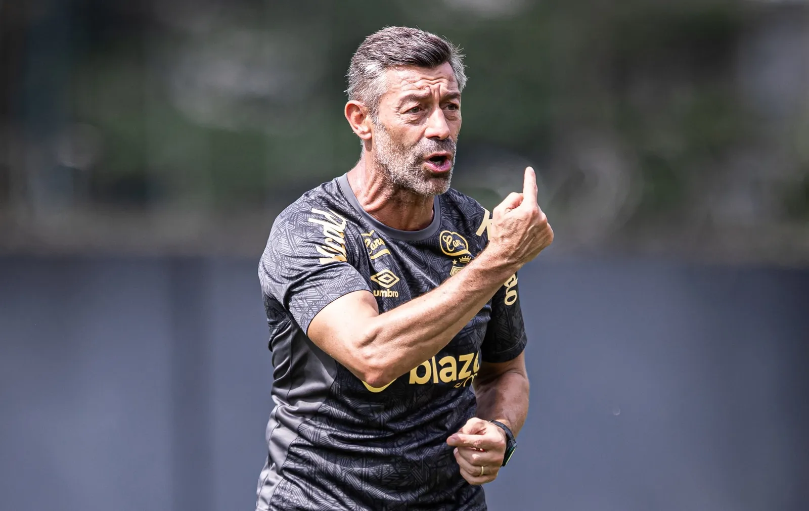 Pedro Caixinha no treino do Santos