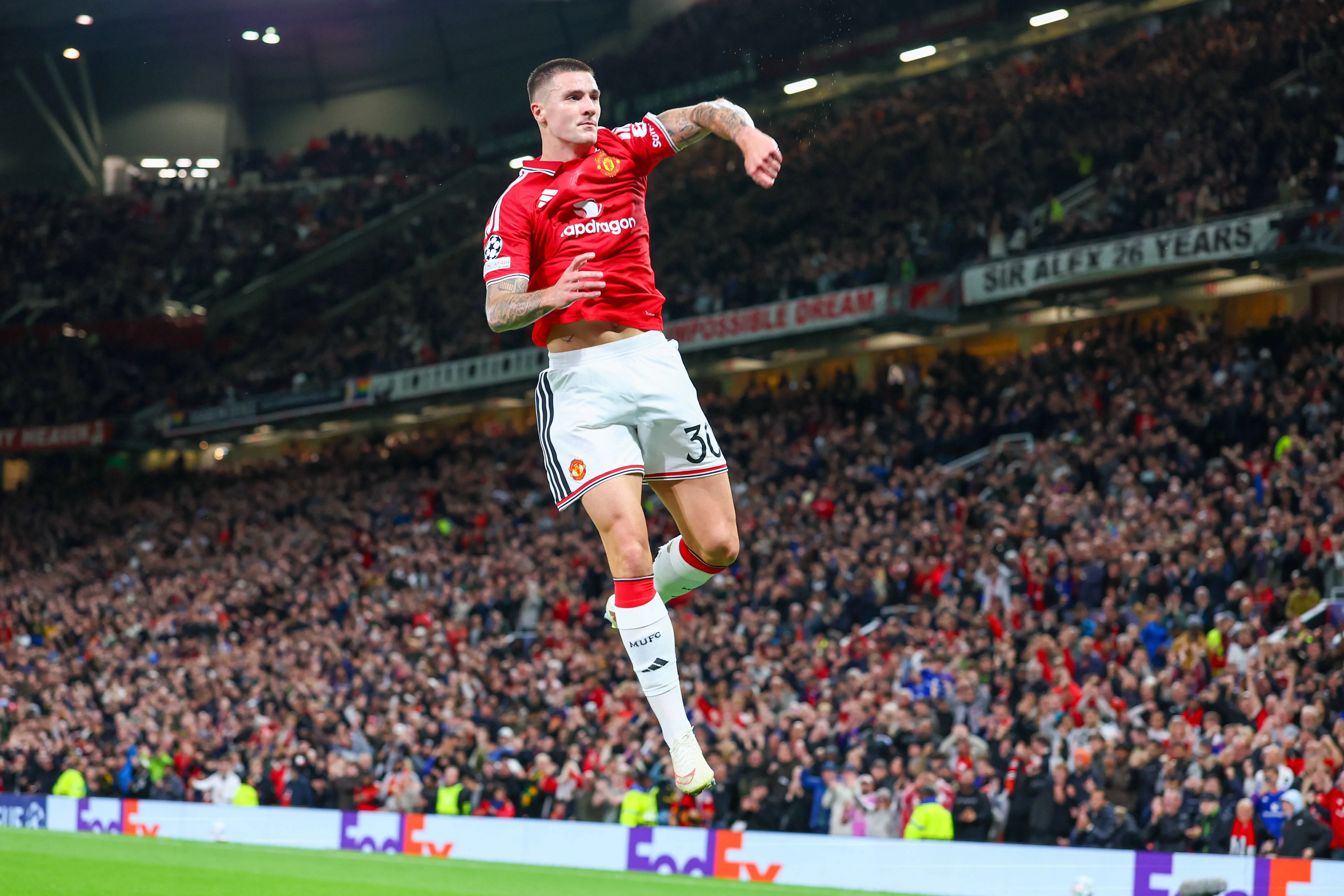 Benjamin Sesko celebra gol do Manchester United