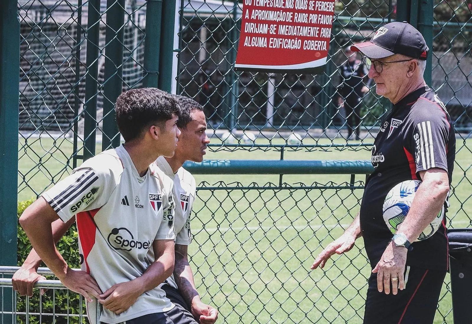 Dorival tra&ccedil;a plano para usar a base e deve dar chances a garotos do S&atilde;o Paulo no Brasileir&atilde;o