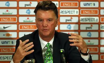 Uma gravata e Van Gaal j&aacute; quer ficar amiguinho dos brasileiros