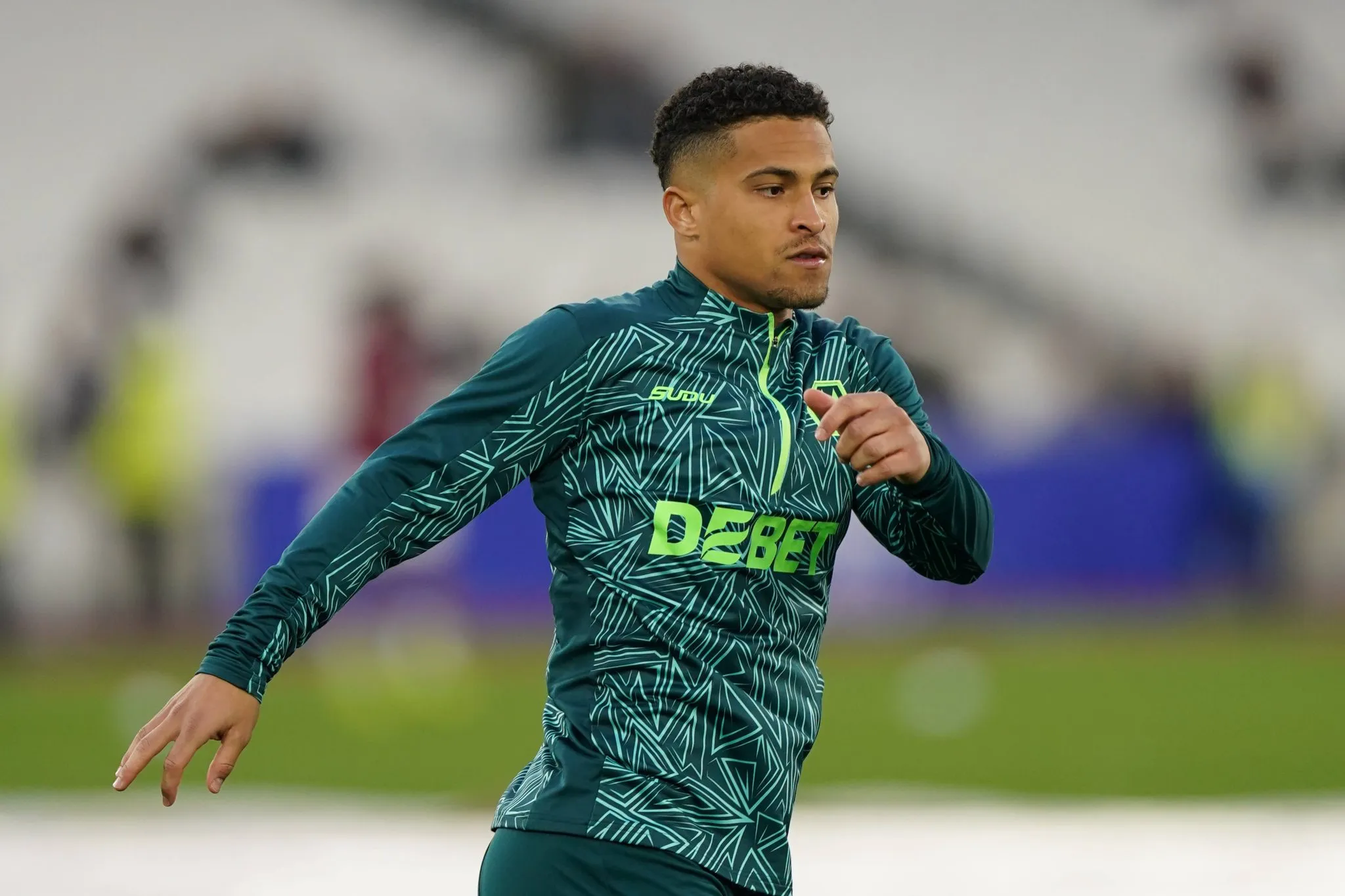 Jo&atilde;o Gomes antes de jogo do Wolverhampton