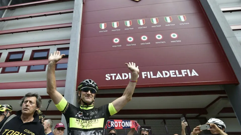 T&eacute;cnico do Crotone atravessa a It&aacute;lia pedalando e, acima da promessa, fica o tributo ao filho