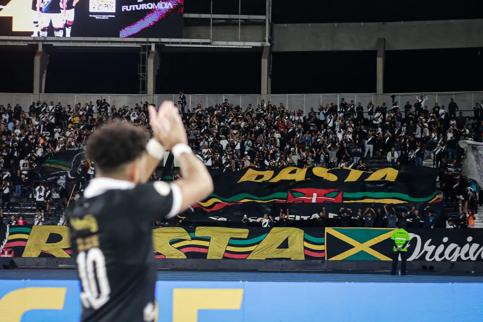 Em 2024, o Vasco venceu dois dos tr&ecirc;s jogos que fez no Nilton Santos (Foto: Matheus Lima/Vasco)