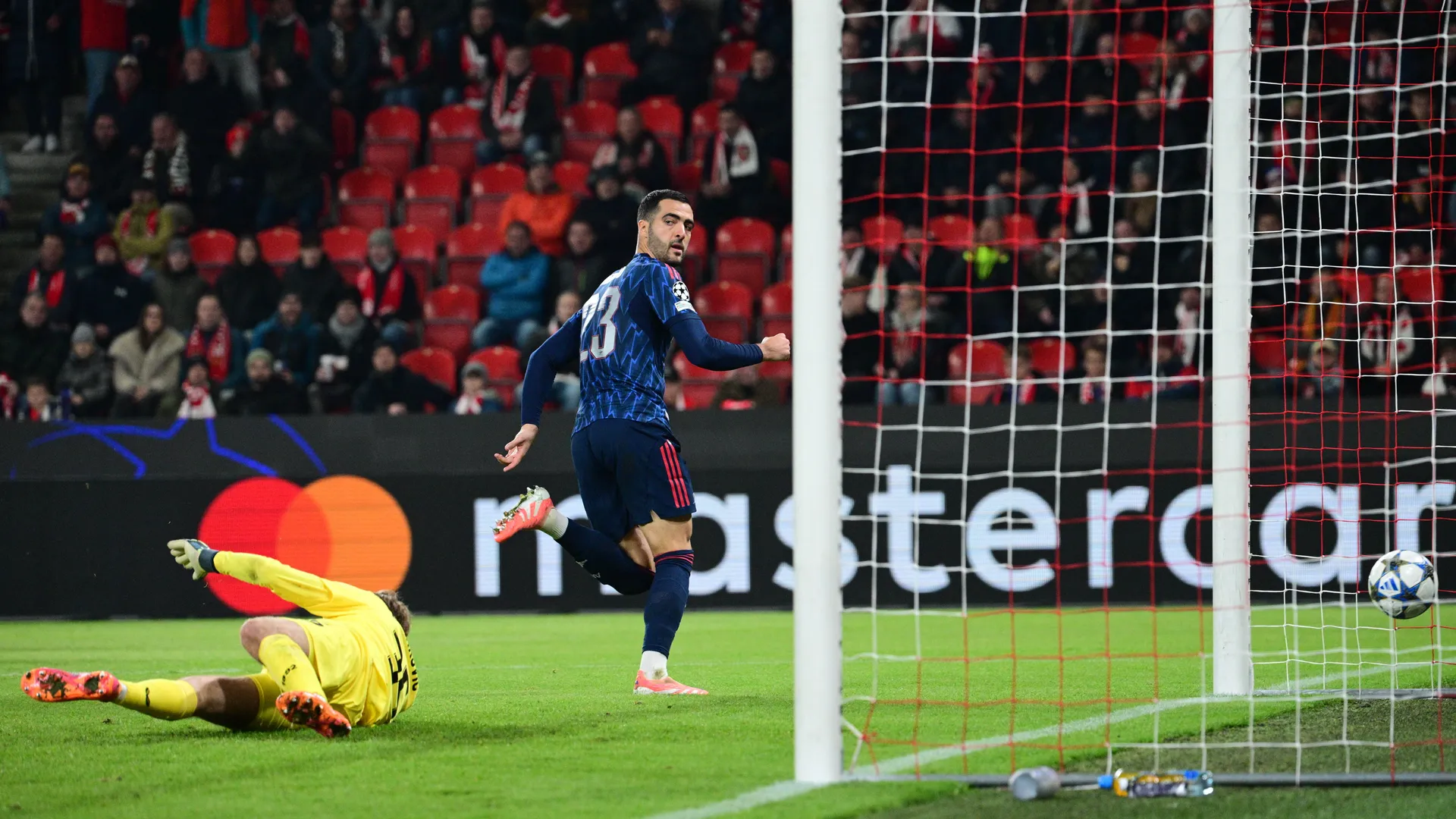 Markovic e Merino em um dos gols do artilheiro do dia