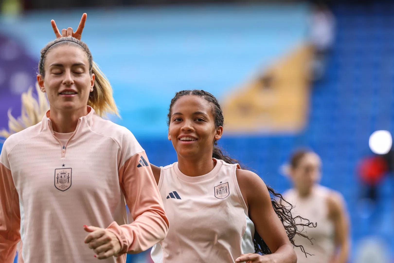 Vicky L&oacute;pez brinca com Alexia Putellas na sele&ccedil;&atilde;o da Espanha