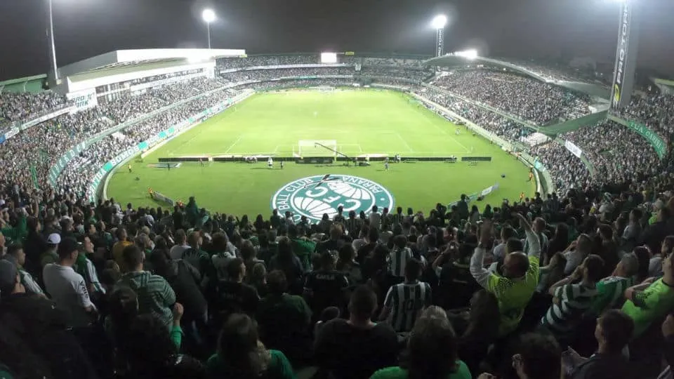 Uma flecha dourada iluminou os c&eacute;us de Curitiba, num bel&iacute;ssimo tributo a Dirceu Kr&uuml;ger