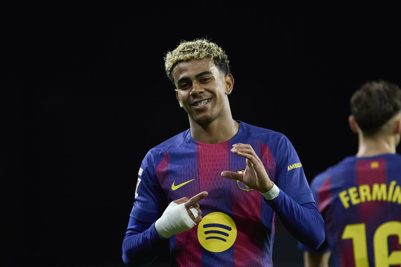 Lamine Yamal comemora gol pelo Barcelona