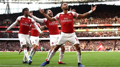 Torcedor do Tottenham que atirou banana em campo contra o Arsenal &eacute; banido e multado