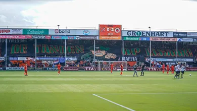 Sem poder usar grama sint&eacute;tica, time holand&ecirc;s erra tamanho de campo novo