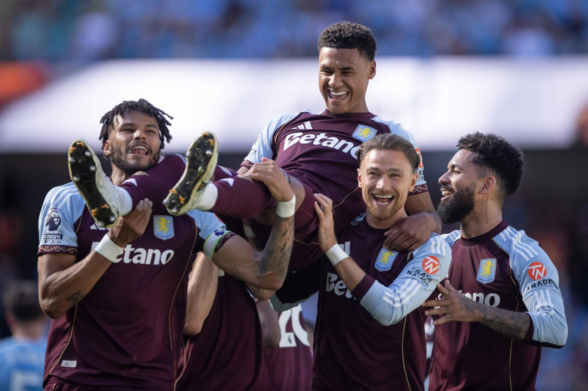 Watkins e jogadores do Aston Villa celebram gol na Premier League