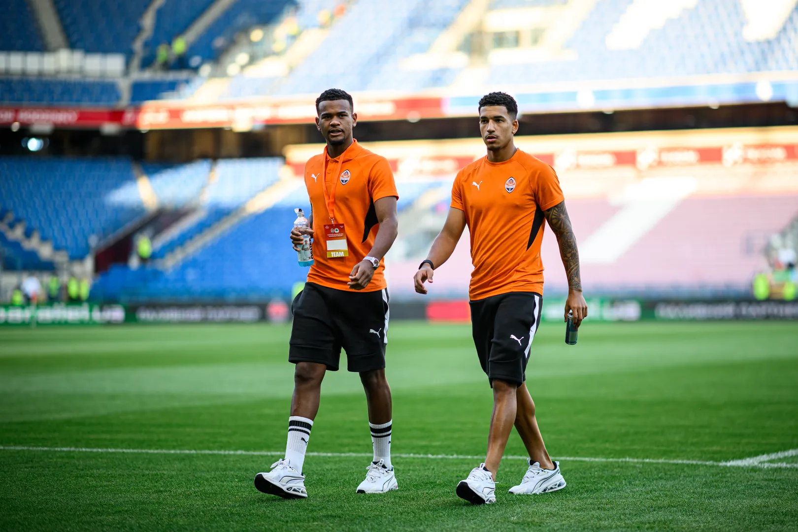 Alisson Santana e Kau&atilde; Elias antes de jogo do Shakhtar 