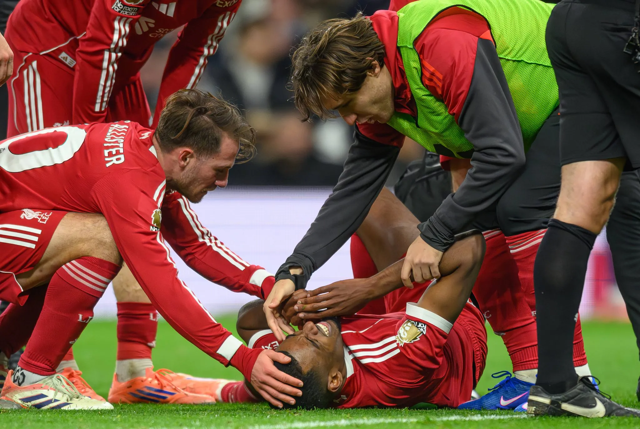 Isak recebe apoio de colegas do Liverpool ap&oacute;s les&atilde;o