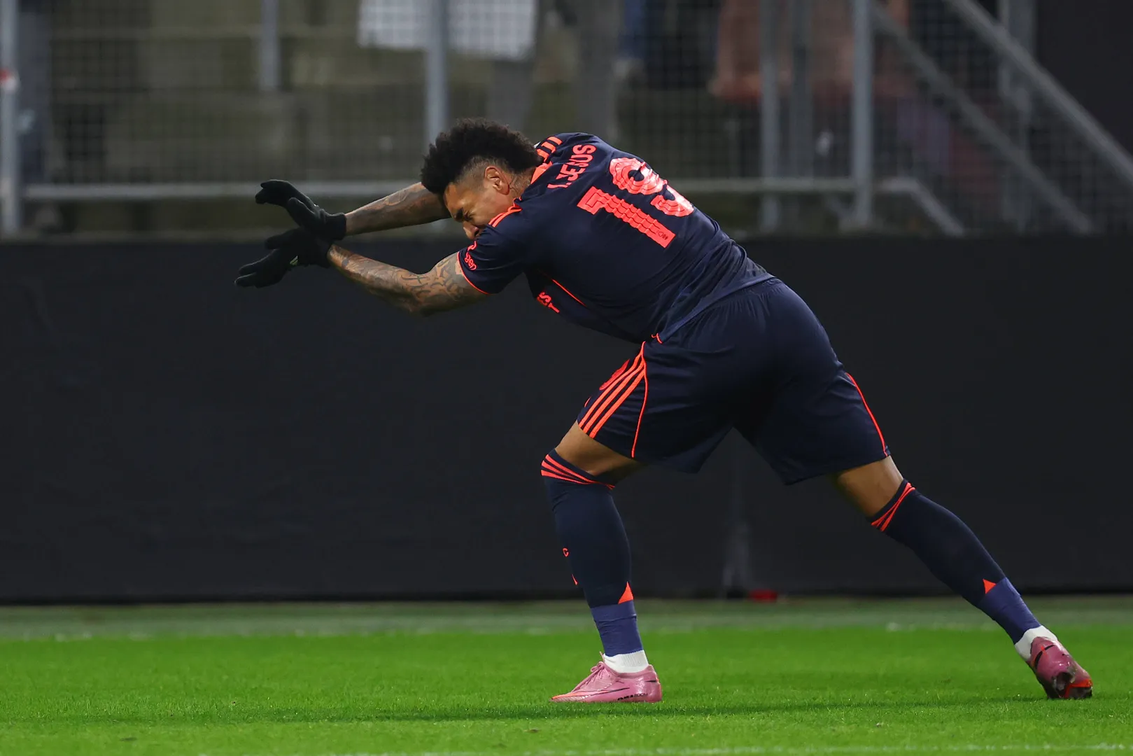 Igor Jesus comemora gol pelo Nottingham Forest (Foto: Imago)