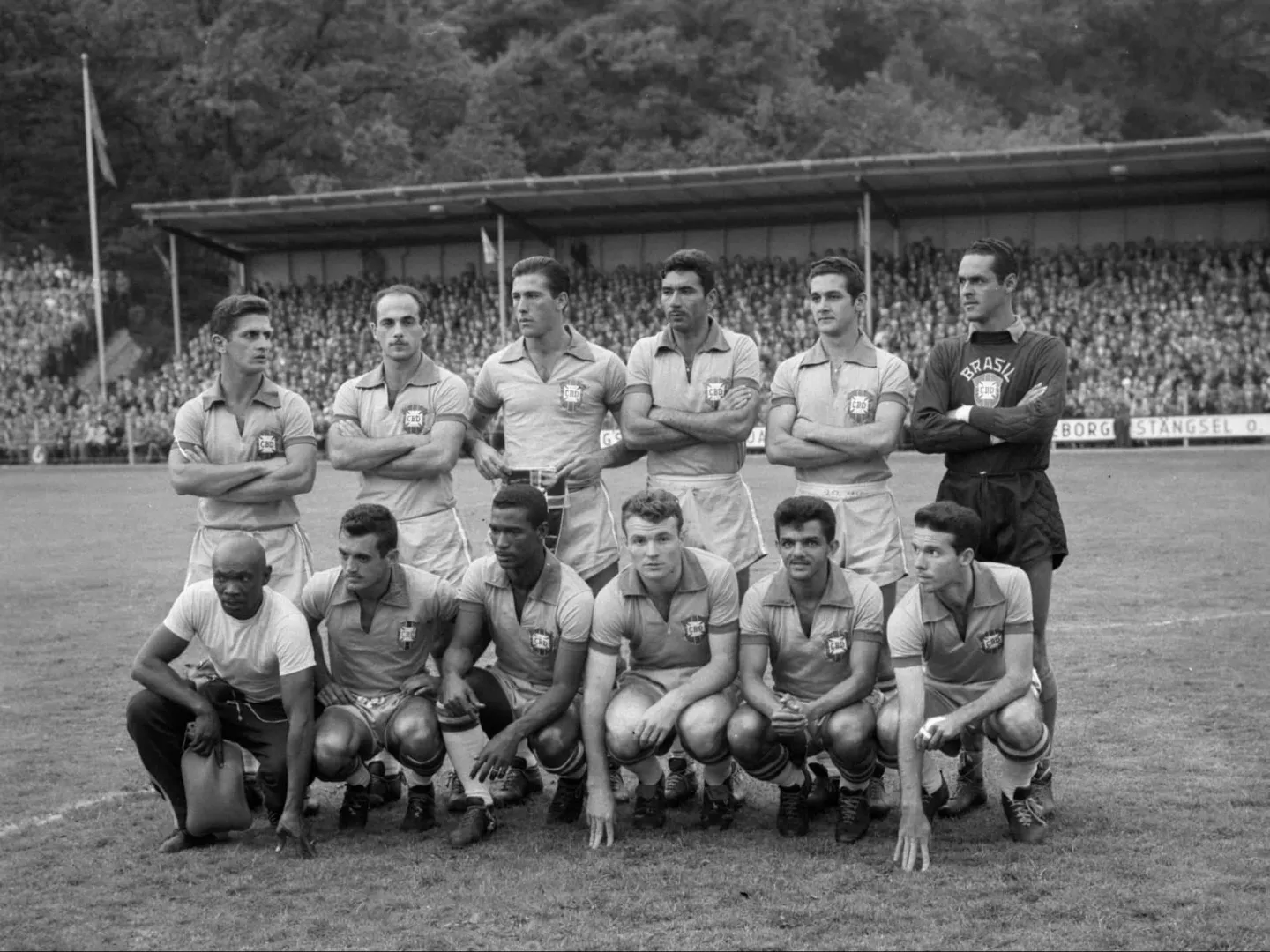 M&aacute;rio Am&eacute;rico, &agrave; esquerda na fileira de baixo, com a sele&ccedil;&atilde;o brasileira